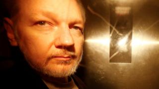 Основатель WikiLeaks Джулиан Ассанж покидает коронный суд Саутуорка после того, как его приговорили в Лондоне 1 мая.