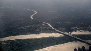 صورة جوية توضح الطريق الدائري الذي يحيط بالعاصمة المصرية القاهرة ويبدو نهر النيل، في 20 يونيو/حزيران 2020