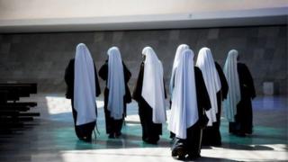 L'Eglise catholique enquête sur les deux cas de grossesse.