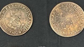 Trong khi đồng thaler đầu tiên có hình ảnh của Joachim và sư tử Bohemia, thì các phiên bản tiếp theo có hình ảnh các vua chúa cầm quyền.