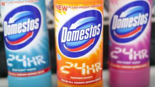 Бутылки с отбеливателем Domestos.