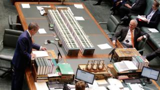 Лидер оппозиции Билл Шортен говорит, а премьер-министр Малкольм Тернбулл смотрит в нижнюю палату Австралии