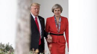Donald Trump Theresa May yürüyor
