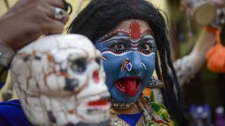 पंजाब के शहर अमृतसर में रामनवमी के दौरान एक भक्त ने हिंदू देवी काली का रूप धारण किया है.