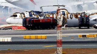 Diyaarada Emirates airlines Boeing 777-300 oo taagan garoonka