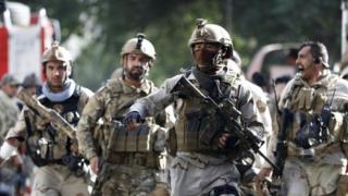 Afghan security officials secure the roads leading to the Iraqi embassy after an attack allegedly carried out by the Islamic State, in Kabul (31 July 2017)