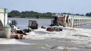 'கொள்ளிடம் அணை முற்றிலும் இடிந்து விழும் அபாயம்'