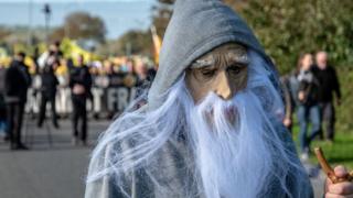 Pesin wey wear old man mask.