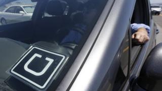 Водитель Uber в машине