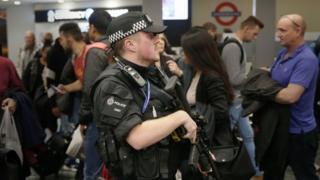 Euston stansiyasında silahlı polis.