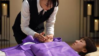 Mujeres ensayando el protocolo de un funeral tradicional japonés.