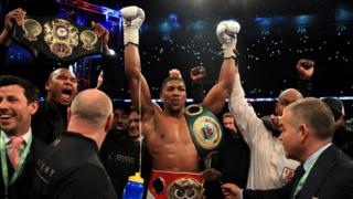 Anthony Joshua IBF, WBA ve IBO ağırsiklet şampiyonası sonrası zaferini kutluyor.