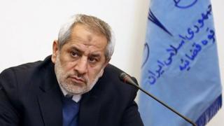 عباس جعفری دولت آبادی گفته "به مردم توصیه می کنیم حرف دادستان شهر را بپذیرند و طلا و پولهای شان را به بانک ها بسپارند"