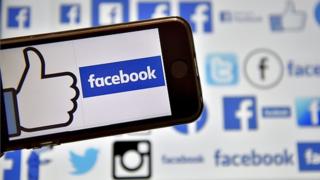 Des logos de Facebook, photo prise à Vertou en France en 2016 (illustration)