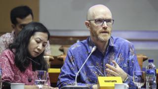 Vice President Public Policy Facebook Asia Pacific Simon Milner (kanan) mengikuti rapat dengar pendapat umum dengan Komisi I DPR di Kompleks Parlemen Senayan, Jakarta, Selasa (17/4) untuk membahas bocornya satu juta lebih data pengguna Facebook di Indonesia.