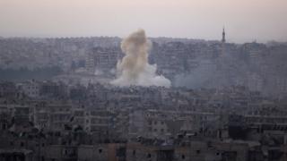 Дым на жилым кварталом в восточном Алеппол
