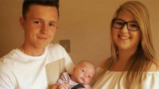 Jamie Heavens com sua esposa e filho