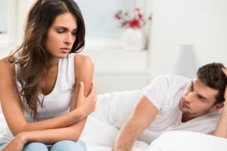 un hombre y una mujer