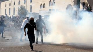 Booliska ayaa gaas ku riday dibad baxayaasha oo ah taageerayaasha Muqtada Al-Sadr