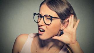 Mujer con dificultad para escuchar.