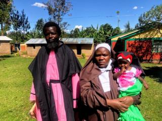 ''Yesu'' wa Tongareni (kulia) pichani na mmoja wa wake zake pamoja na mtoto wake