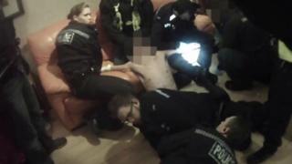 Policías capturando a un hombre.
