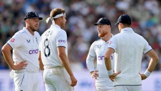Stuart Broad, James Anderson and Ollie Robinson discuss bowling plans with captain Ben Stokes