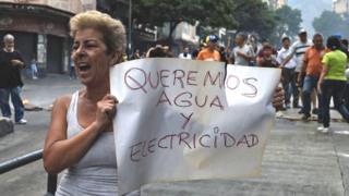 Mulher protesta contra crise de água na Venezuela