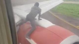 Les passagers étaient dans la panique en voyant un homme se précipiter sur l'une des ailes de leur avion.