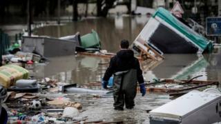 Житель одного из районов на юге Парижа пытается расчистить улицу. 25 января 2018.