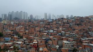 Favela de Paraisópolis e bairro nobre do Morumbi ao fundo