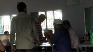 রাজশাহীর একটি ভোটকেন্দ্রের ভেতরের দৃশ্য