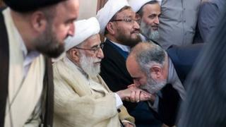 انتشار عکس بوسیدن دست احمد جنتی واکنشهای گستردهای داشته است