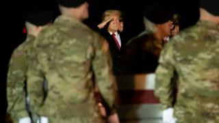 ترامب يؤدي التحية العسكرية لجثمان أحد الجنود - 10 فبراير/شباط 2020