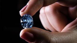 Diamante sostenido por dos dedos