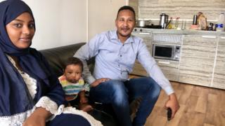 La famille Rrahim à l'intérieur de sa maison - faite de conteneurs d'expédition transformés
