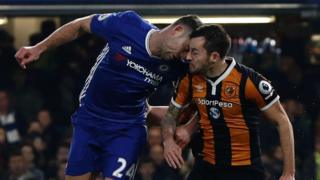 Cahill impacta con Mason.