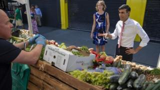 Rishi Sunak visitando el mercado de Tachbrook en Westminster