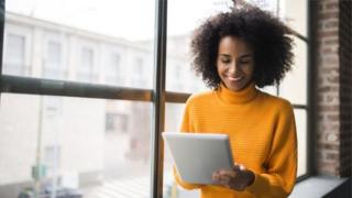 Mulher com tablet na mão