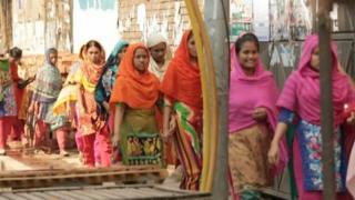 ঢাকায় রোজ কাজে বের হন অসংখ্য নারী