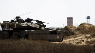 An Israeli army tank takes position along Israel's border with Egypt's Sinai peninsula. Photo: 1 July 2015