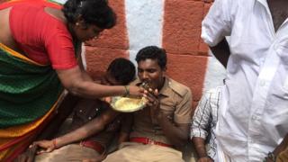 மயங்கி விழுந்த காவலர்கள்