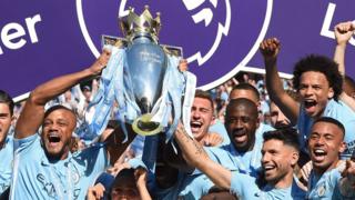 Les joueurs de Manchester City exultent de joie après le sacre de champions 2018 de Premier League.