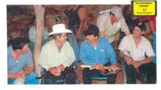 "El Chapo" con un fusil dorado. Foto de la Fiscalía de Estados Unidos.