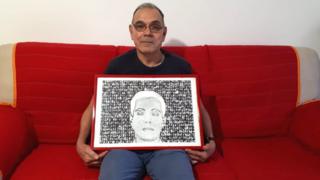 Walter Mario Castiglia, irmão do guerrilheiro italiano Libero, segura quadro em memória do irmão morto na guerrilha do Araguaia