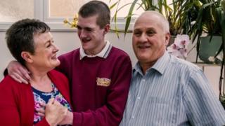 Liam Derbyshire con sus padres