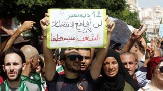 طلبة يتظاهرون في العاصمة الجزائر رفضا لإجراء انتخابات رئاسية قبل تغيير النظام بالكامل.
