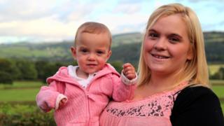Betsan gyda'i mam Angharad James
