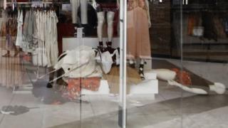 Les magasins H et M restent fermés en Afrique du Sud après des manifestations contre l'une de ses publicités jugée raciste.