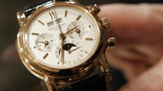 La montre 'Pink Ref. 3971E' de Patek Philippe, estimé entre 80 000 et 120 000 dollars à l'avant-première des montres-bracelets à l'Antiquorum Auctioneers de New York, le 04 décembre 2006.